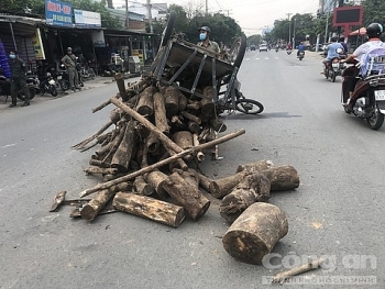 Tai nạn giao thông chiều 13/11: Phanh quá gấp, tài xế bị thùng xe lôi tự chế văng ra đè tử vong