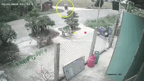 Camera giao thông: Ô tô vượt ẩu tông người đàn ông văng 5 mét trên đường làng
