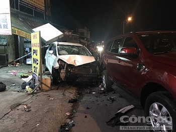Tai nạn giao thông sáng 16/11: Tài xế say xỉn lao ô tô "càn quét" vỉa hè, hất tung bàn nhậu, nhiều người trọng thương