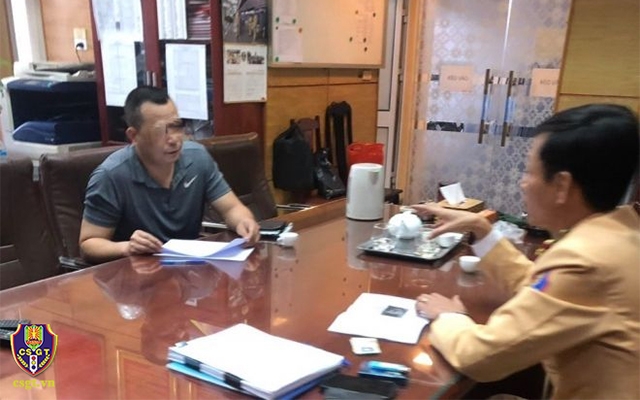 Tai nạn giao thông chiều 16/11: Trung tá CSGT ở TP.HCM bị người vi phạm tông gãy cả tay, chân