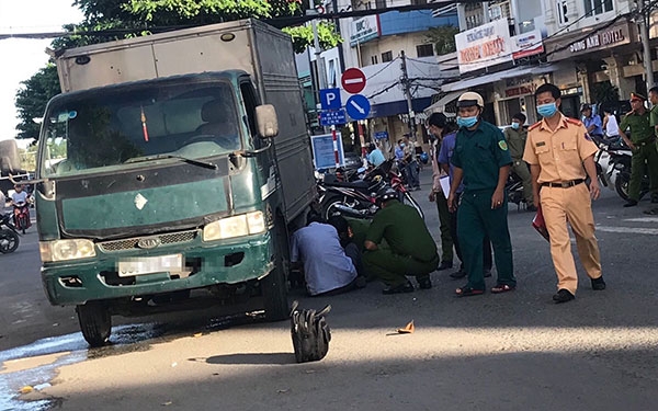 Tai nạn giao thông sáng 18/11: Xe máy 'găm' đầu xe tải trên Quốc lộ, 2 phu hồ nhập viện