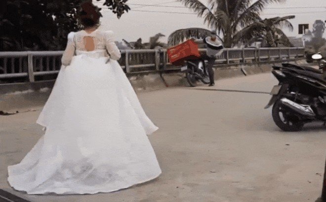 video shipper goi dung luc dang lam le cuoi co dau voi xach vay phi thang ra ngoai nhan hang
