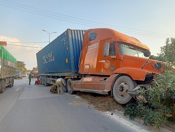 Tai nạn giao thông chiều 18/11: Xe container 