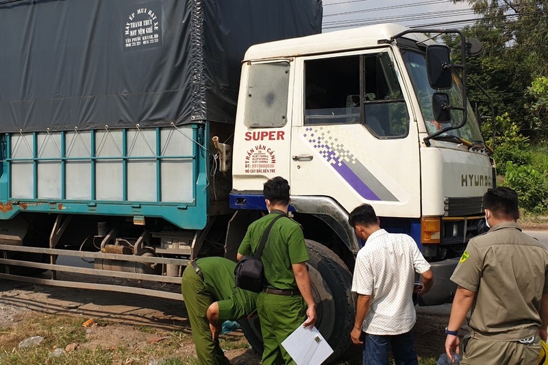 Tai nạn giao thông chiều 19/11: Siêu mô tô BMW va chạm với xe máy, 3 người thương vong nằm rạp trên đường