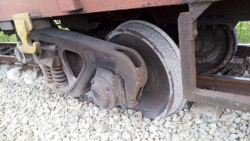 Hai toa của tàu hàng trật bánh, đường sắt Bắc - Nam ách tắc nhiều giờ