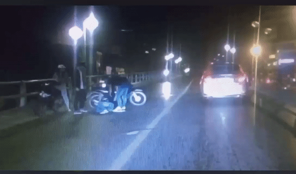 dang lui hui cuu nguoi bi tai nan giao thong dam dong vo tinh tro thanh nan nhan cua mot vu tai nan khac