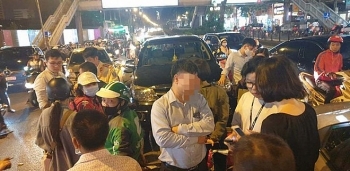 Tài xế Fortuner mất lái đâm hàng loạt phương tiện đi đường ở Hà Nội
