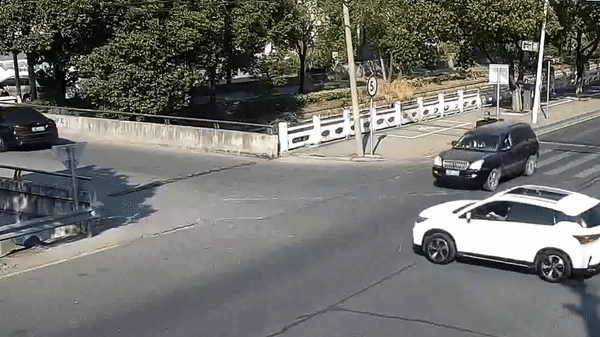 Camera giao thông: SUV lao nhanh vào giao lộ rồi bị tông lật ngang, thanh niên trong xe văng ra ngoài