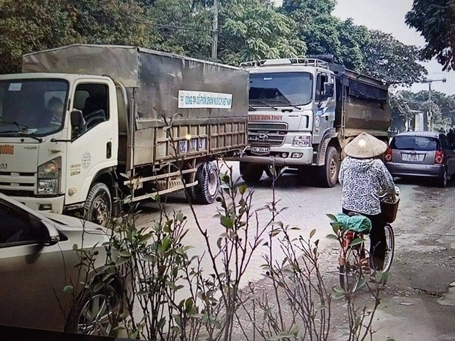 Sau màn rượt đuổi nhau kinh hoàng trên quốc lộ 6, hai tài xế cầm gạch và tuýp sắt ra gây chiến