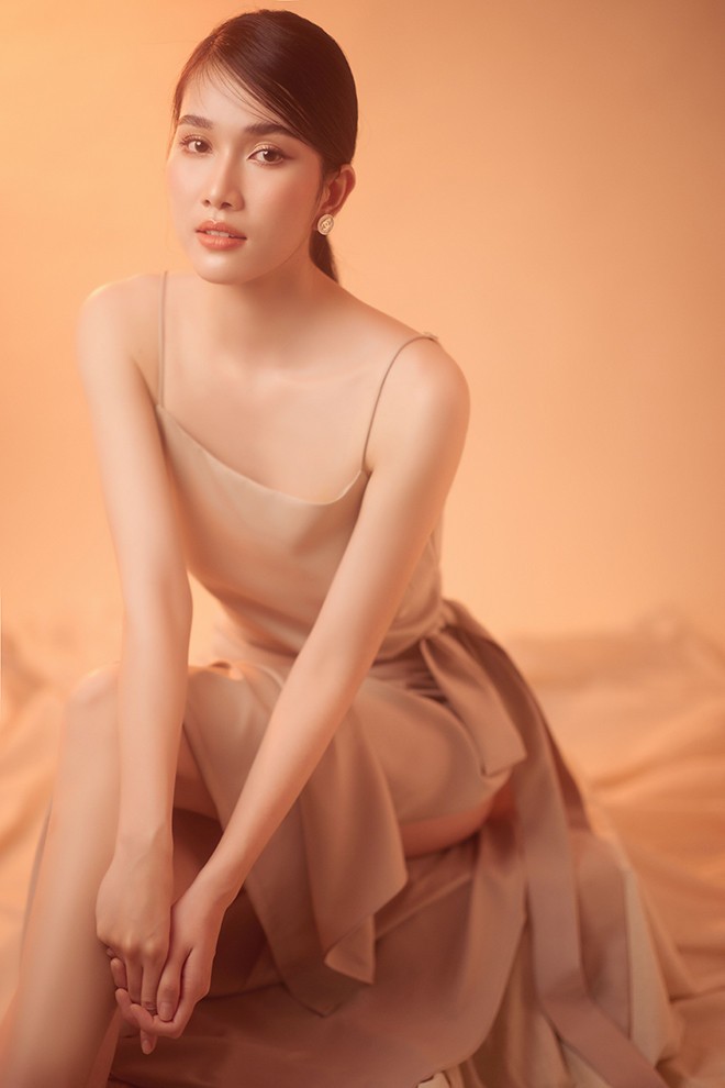 Á hậu Phương Anh trổ tài ứng xử 'đỉnh cao' bằng tiếng Anh