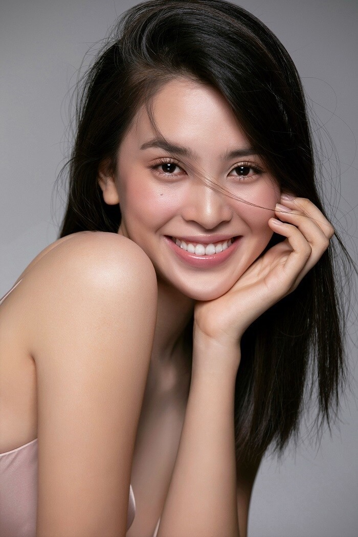 Sao cận gương mặt 'không góc chết' của Hoa hậu Tiểu Vy Sao cận gương mặt 'không góc chết' của Hoa hậu Tiểu Vy