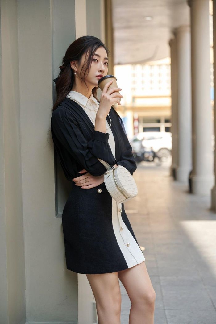 Hoa hậu Lương Thùy Linh khoe khéo đôi chân dài 1m22 trong trang phục thời thượng