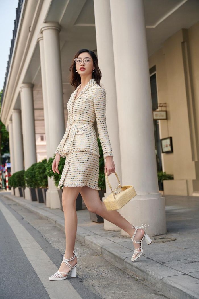 Hoa hậu Lương Thùy Linh khoe khéo đôi chân dài 1m22 trong trang phục thời thượng