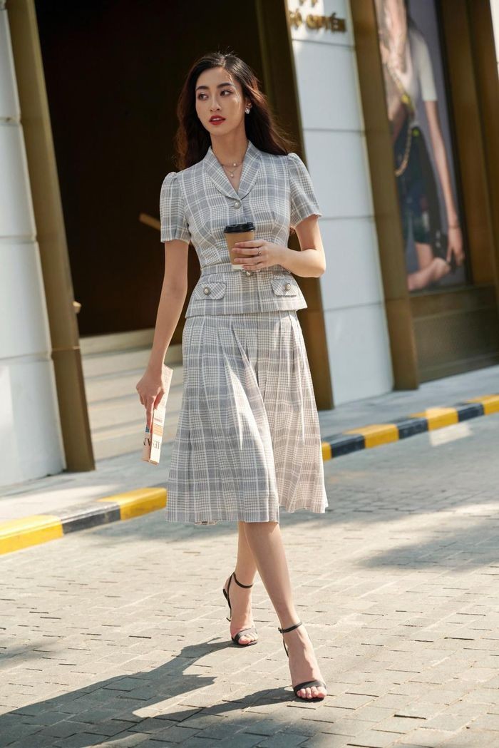 Hoa hậu Lương Thùy Linh khoe khéo đôi chân dài 1m22 trong trang phục thời thượng