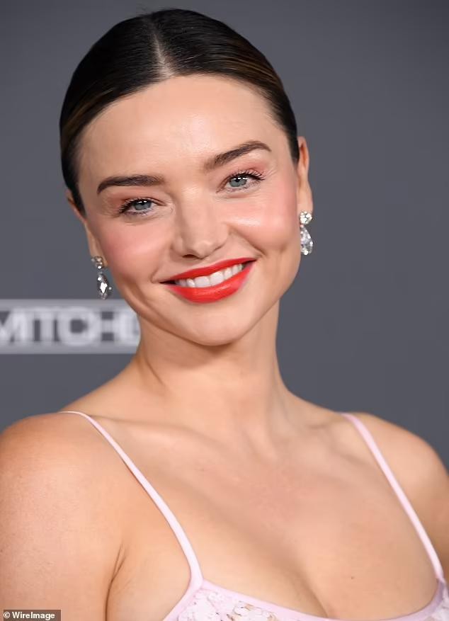 Miranda Kerr gợi cảm nổi bật khi sánh bước bên chồng tỷ phú