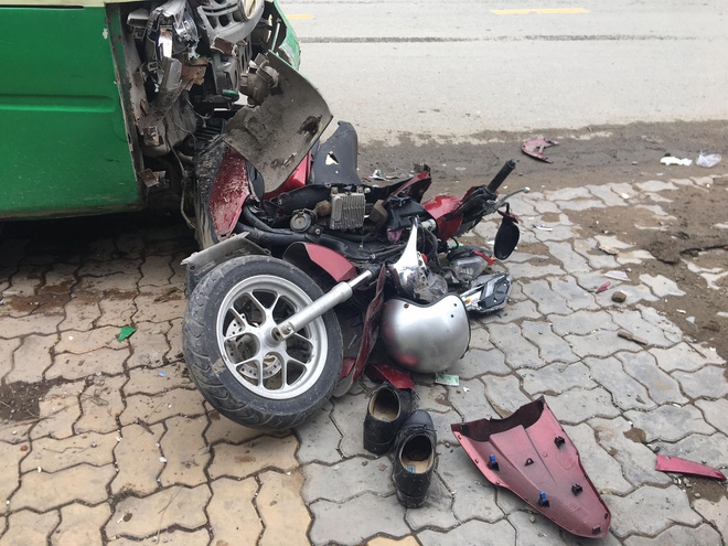 Tai nạn giao thông chiều 1/12: Cụ ông chạy xe máy tông người đi bộ rồi lao vào đầu xe buýt bất tỉnh
