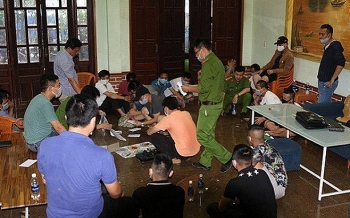 Thông tin pháp luật sáng 3/12: Tổ chức tân gia rồi mở luôn sới bạc, cả chủ lẫn khách bị công an ập vào "hốt" gọn