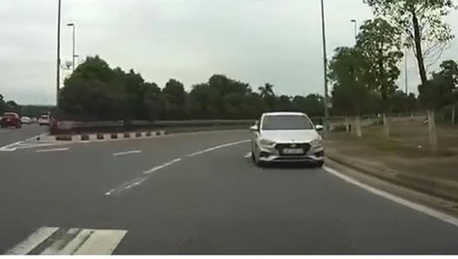 Tai nạn giao thông chiều 3/12: Kinh hãi cảnh ô tô 'điên' hất tung đôi nam nữ, bay lên vỉa hè đâm gãy cột đèn nhà thờ
