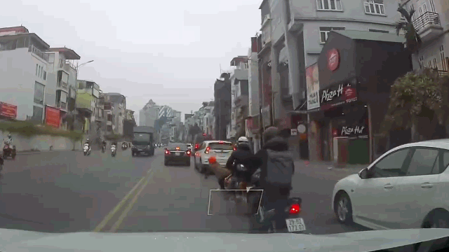 Camera giao thông: Thấy 2 xe máy ngã trước đầu xe, tài xế ô tô đánh lái gấp tránh tai nạn thương tâm