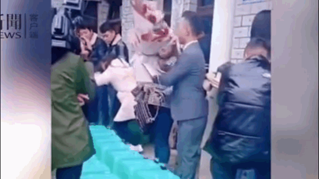 Video: Bị nhà gái ép uống hơn 40 ly rượu mới được rước dâu, chú rể bực bội ném luôn hoa cưới khiến hôn trường ngỡ ngàng