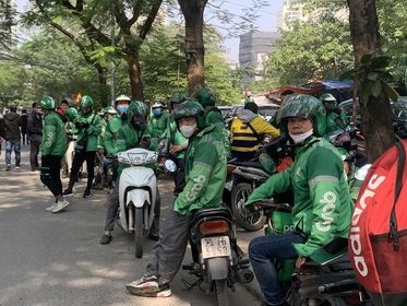 Hà Nội: Tài xế Grab đồng loạt tắt ứng dụng, “vây” trụ sở phản đối tăng chiết khấu Hà Nội: Tài xế Grab đồng loạt tắt ứng dụng, “vây” trụ sở phản đối tăng chiết khấu