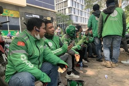 Hà Nội: Tài xế Grab đồng loạt tắt ứng dụng, “vây” trụ sở phản đối tăng chiết khấu Hà Nội: Tài xế Grab đồng loạt tắt ứng dụng, “vây” trụ sở phản đối tăng chiết khấu