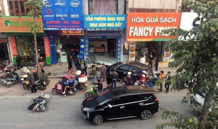 Tai nạn giao thông chiều 9/12: Xe tải tông gãy 2 cây xanh rồi lật ngang, tài xế và phụ xe thoát chết, bò ra từ cabin