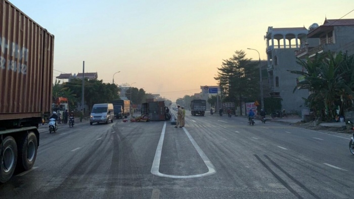 Tai nạn giao thông chiều 10/12: Tài xế ngủ gật tông vào dải phân cách khiến ô tô tải lật nghiêng giữa QL18