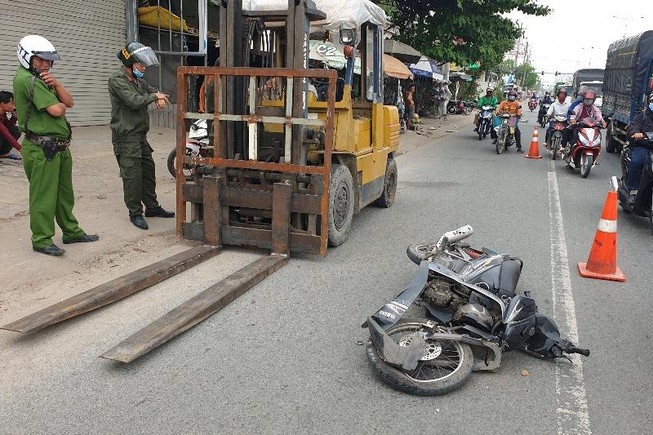 Tai nạn giao thông chiều 10/12: Tài xế ngủ gật tông vào dải phân cách khiến ô tô tải lật nghiêng giữa QL18