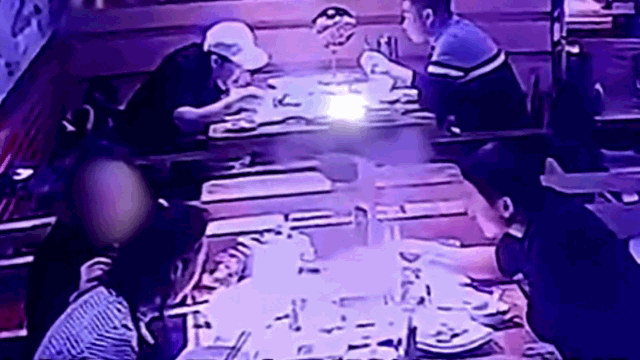 Video: Ăn uống no say, nhóm "nam thanh nữ tú" giật tóc bỏ tóc vào nồi lẩu để 'ăn vạ quỵt tiền'