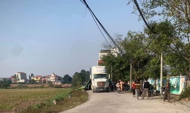 Tai nạn giao thông chiều 11/12: Tài xế mắc kẹt sau cú đâm đuôi xe trộn bê tông, phải cưa cabin để đưa ra ngoài