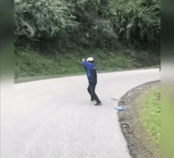 video bat duoc ran ho mang chua nguoi dan ong quay ran gan 20 vong khien nhieu nguoi khiep so