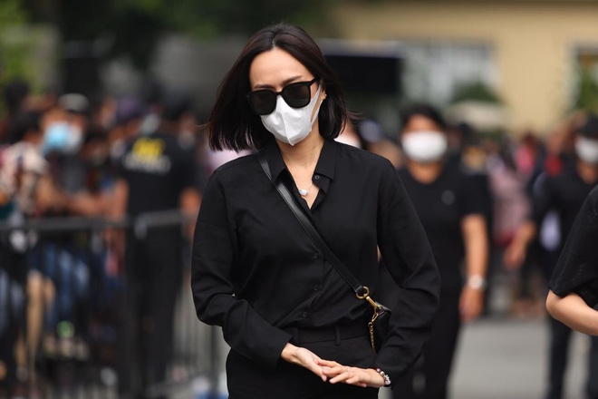 Đoàn nghệ sĩ cuối cùng và người hâm mộ đến viếng cố nghệ sĩ Chí Tài trước giờ đưa linh cữu ra sân bay về Mỹ