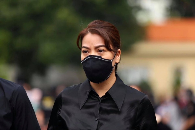 Đoàn nghệ sĩ cuối cùng và người hâm mộ đến viếng cố nghệ sĩ Chí Tài trước giờ đưa linh cữu ra sân bay về Mỹ
