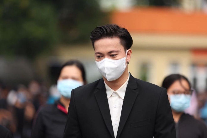 Đoàn nghệ sĩ cuối cùng và người hâm mộ đến viếng cố nghệ sĩ Chí Tài trước giờ đưa linh cữu ra sân bay về Mỹ