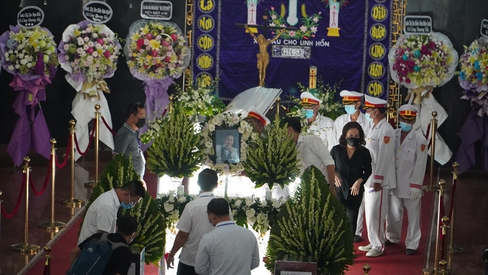Đoàn nghệ sĩ cuối cùng và người hâm mộ đến viếng cố nghệ sĩ Chí Tài trước giờ đưa linh cữu ra sân bay về Mỹ