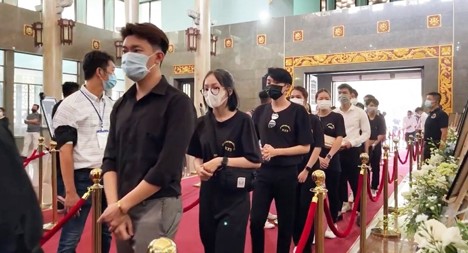 Đoàn nghệ sĩ cuối cùng và người hâm mộ đến viếng cố nghệ sĩ Chí Tài trước giờ đưa linh cữu ra sân bay về Mỹ