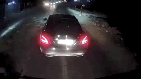Camera giao thông: Hai lần vượt ẩu tự đâm vào xe tải lúc rạng sáng, tài xế Mercedes còn rút gậy golf đe dọa