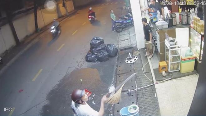 Thông tin pháp luật chiều 13/12: Bực bội vì bạn gái bị chọc ghẹo, thanh niên cầm dao chém người