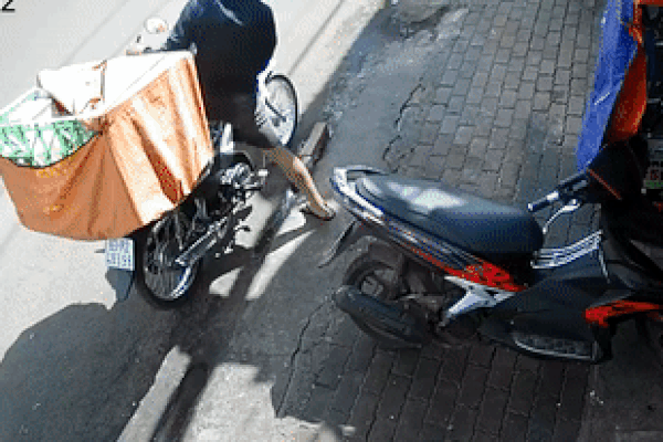 shipper mat xe trong chop mat vi quen rut chia khoa
