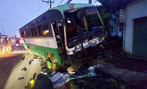 Tai nạn giao thông sáng 16/12: Tránh ôtô chạy ngược chiều, container húc văng xe máy rồi lật kinh hoàng
