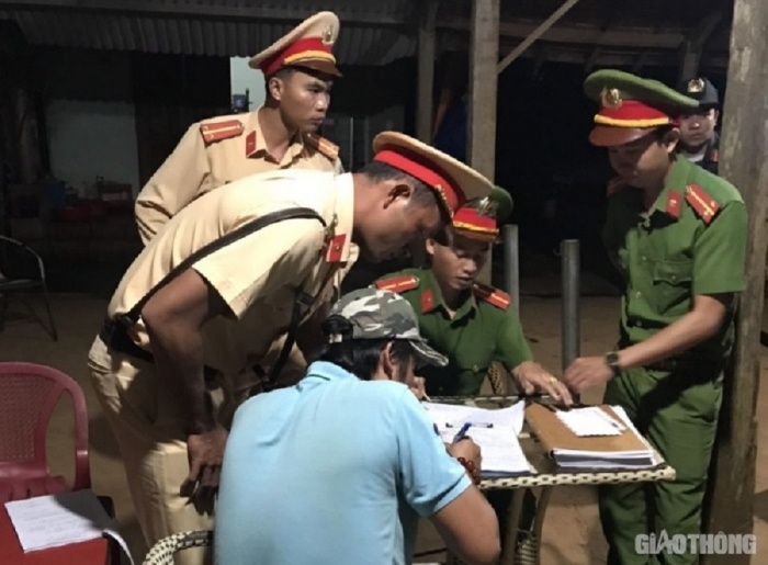 Tai nạn giao thông sáng 18/12: Nam sinh lớp 5 bị xe ben tông tử vong khi băng qua đường chờ mẹ