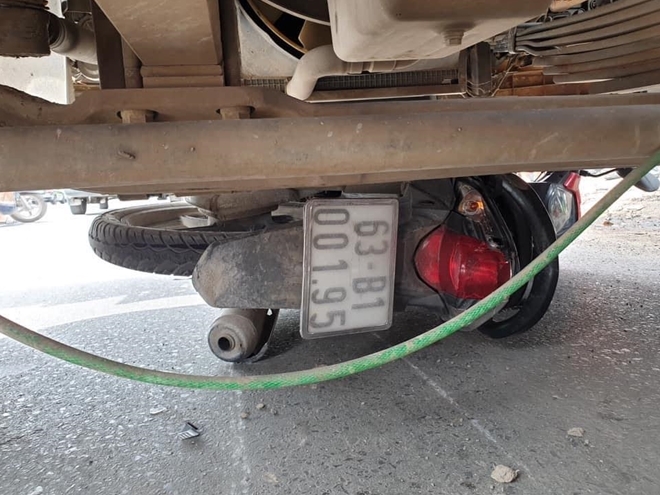 Tai nạn giao thông chiều 20/12: Đâm mạnh vào đầu ô tô, nam thanh niên điều khiển xe gắn máy ngã văng xuống đường tử vong