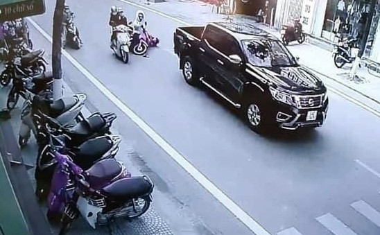 Tai nạn giao thông sáng 21/12: Xe 7 chỗ phanh gấp để tránh người đi bộ, xe tải lao tới húc văng lên dải phân cách