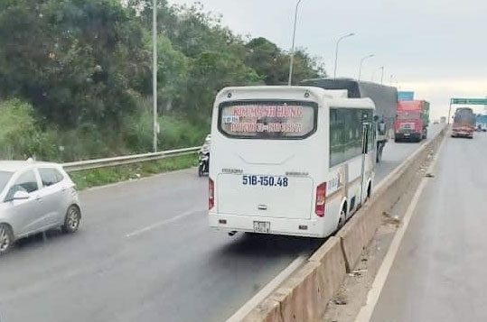 Tai nạn giao thông chiều 22/12: Xe máy đâm bay rào chắn đám tang, 1 người chết tại chỗ