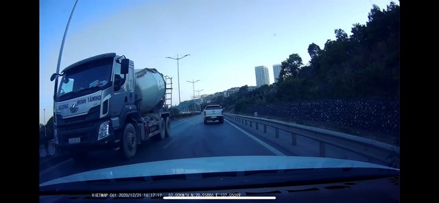 Tai nạn giao thông sáng 23/12: Xe con lao sang làn ngược chiều, tông thẳng vào đầu container
