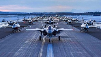 Dàn tiêm kích F-35 lần đầu phô diễn "Voi đi bộ" trên không
