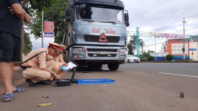 Tai nạn giao thông chiều 24/12: Ông già Noel điều khiển xe Ducati tông móp đầu xế hộp giữa phố