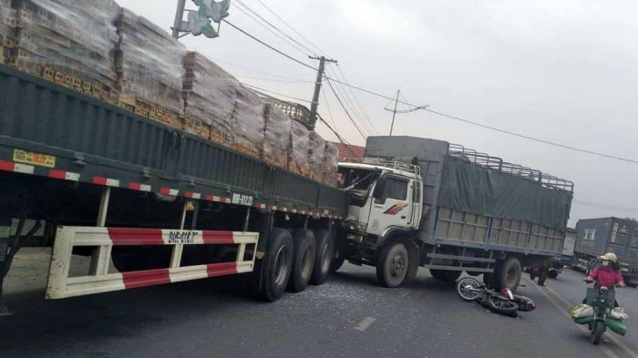 Thanh niên đi xe máy gây tai nạn liên hoàn, 4 xe ô tô 