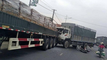 Thanh niên đi xe máy gây tai nạn liên hoàn, 4 xe ô tô 